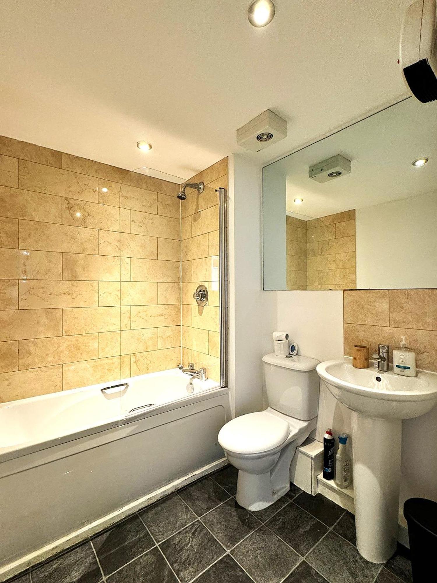 2 Bed Ensuite With Balcony And Free Onsite Secure Parking Manchester Exterior foto